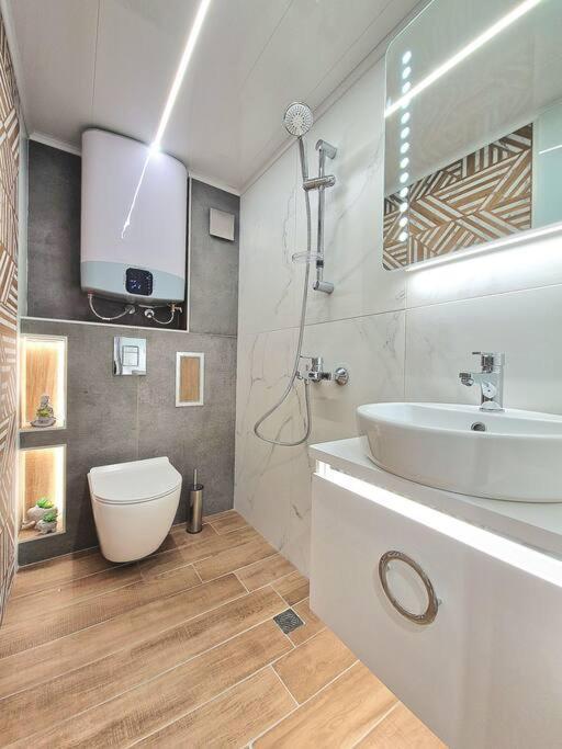 Luxury Apartment. 75 Inches Tv Varna Exterior photo