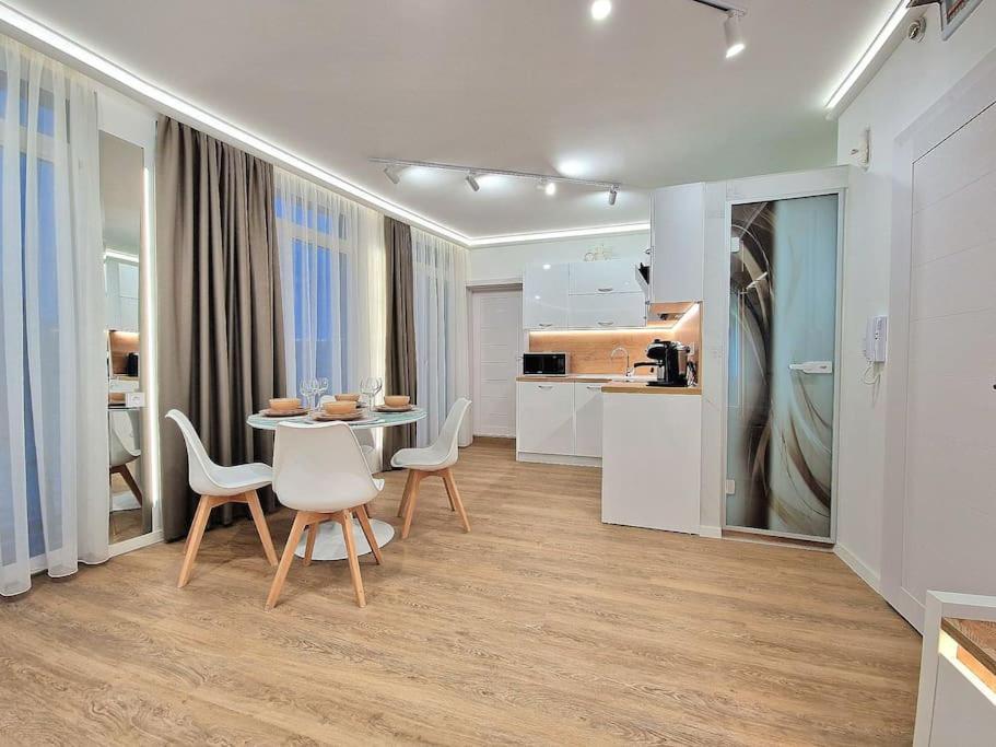 Luxury Apartment. 75 Inches Tv Varna Exterior photo