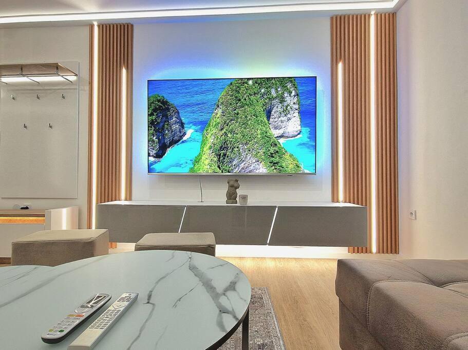 Luxury Apartment. 75 Inches Tv Varna Exterior photo