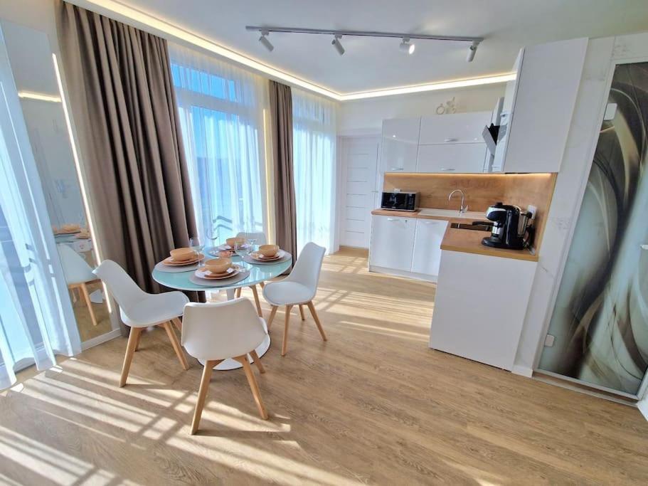 Luxury Apartment. 75 Inches Tv Varna Exterior photo