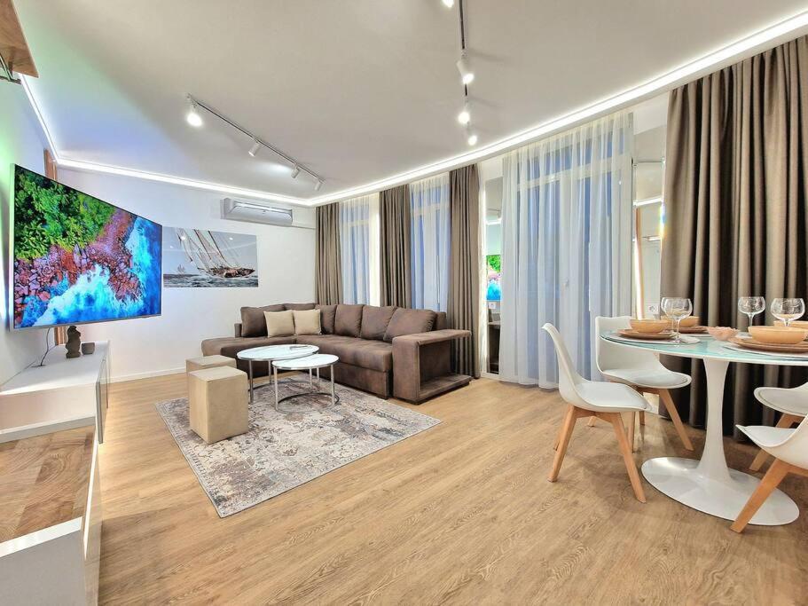Luxury Apartment. 75 Inches Tv Varna Exterior photo