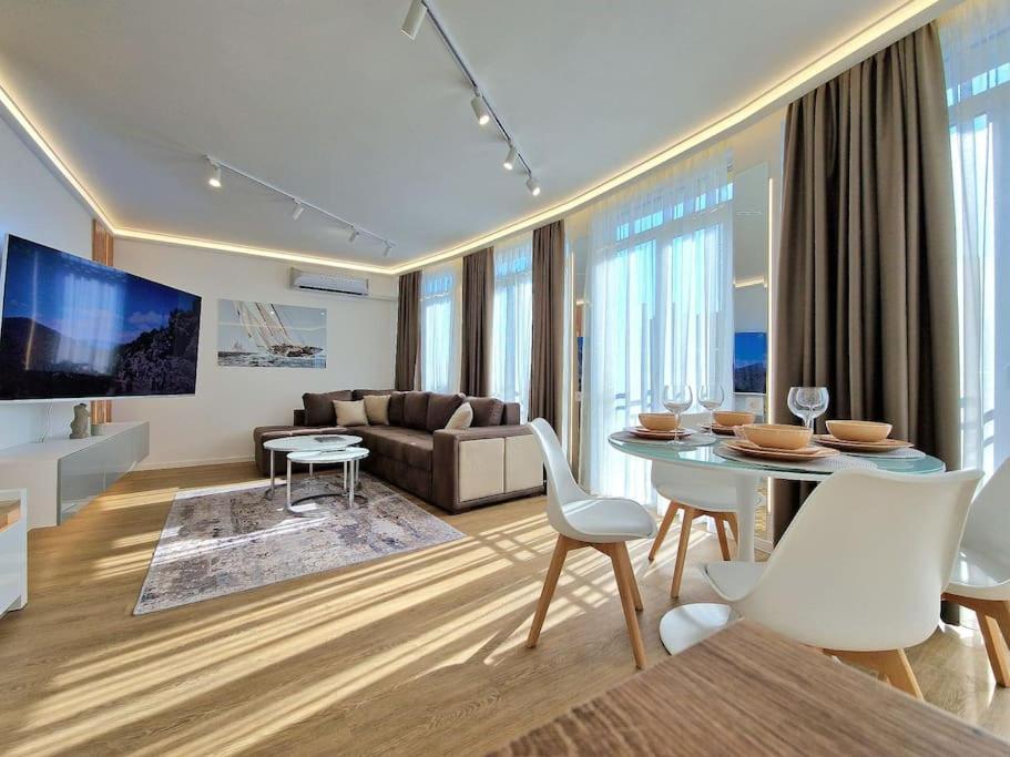 Luxury Apartment. 75 Inches Tv Varna Exterior photo