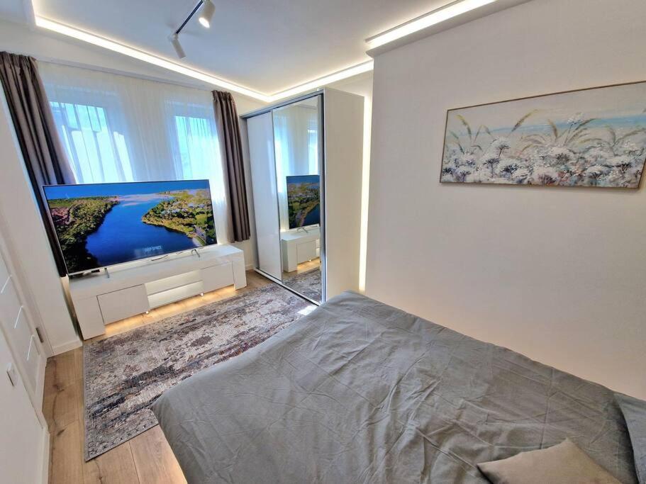 Luxury Apartment. 75 Inches Tv Varna Exterior photo